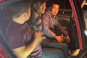 1 người đàn ông lao đầu vào ô tô trên quốc lộ 20