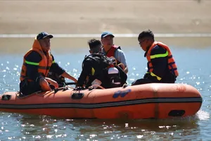 Huy động lực lượng tìm cháu bé rơi xuống hồ Đông ở Lâm Đồng