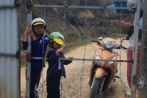 Đường đến trường bị rào chắn, nữ hiệu trưởng kêu cứu