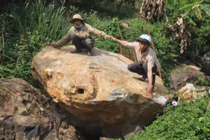 Yêu cầu tạm dừng cấp thuốc nổ cho mỏ đá nổ mìn làm hư nhà dân