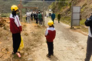 Thuỷ điện rào chắn đường: Học sinh vẫn phải chui rào kẽm gai để đến trường