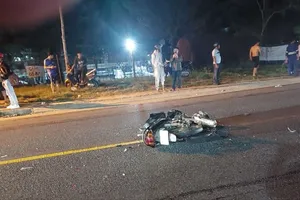 Va chạm với ô tô đang đỗ, thanh niên ngã ra đường bị xe chở rác cán qua