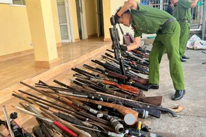 Công an huyện Bảo Lâm tiêu hủy nhiều vũ khí, công cụ hỗ trợ