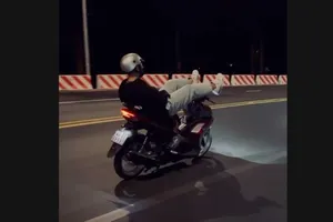 Clip ghi cảnh thanh thiếu niên chạy xe bằng chân, bốc đầu ở Đà Lạt