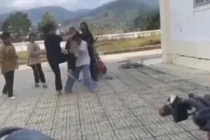 Nữ sinh đánh bạn, nhiều học sinh đứng nhìn và quay phim