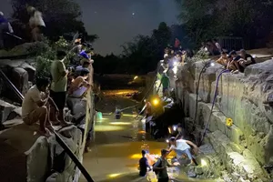 Sông Đạ Huoai cạn trơ đá, hàng chục người soi đèn bắt cá trong đêm