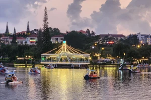 Đà Lạt có nóng đến phải cởi trần, bật quạt trong phòng?