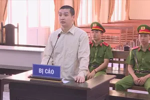 Lãnh 9 năm tù vì đến trụ sở đuổi chém công an