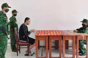 Mang 260 bịch 'nước vui' từ Campuchia về Việt Nam thì bị bắt