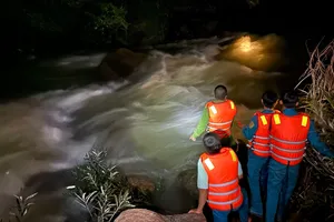 Công an giải cứu 5 người kẹt giữa sông Đồng Nai khi thủy điện xả nước