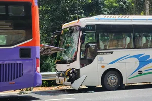 3 xe khách tông nhau trên đèo Prenn