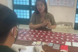 Một phụ nữ giấu ma túy vào áo ngực để mang về Việt Nam
