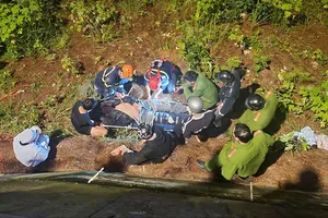 Thanh niên tông vào hộ lan, rơi xuống vực sâu ở đèo Prenn