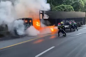 Cháy xe đầu kéo ở khu vực đèo Chuối