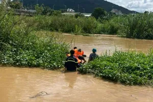 Cứu sống người đàn ông dưới dòng nước chảy xiết ở Lâm Đồng