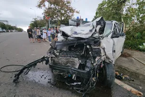 Đấu đầu ô tô, 2 người đi xe máy tử vong