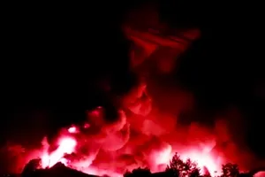 Cháy dữ dội kho dầu nhớt ở Lâm Đồng, 5 xe ô tô bị thiêu rụi