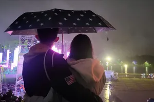 Hàng ngàn du khách đội mưa xem 'Hoà nhịp sắc màu' ở Quảng trường Lâm Viên