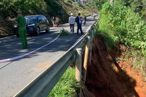 Đường đi đồi điện gió ở Đà Lạt bị sạt lở