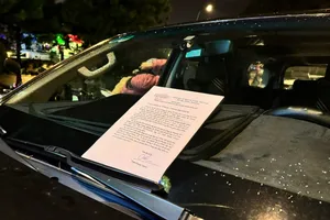 Hàng chục ô tô bị dán thông báo phạt vì đậu xe sai ở Quảng trường Lâm Viên dịp 2-9