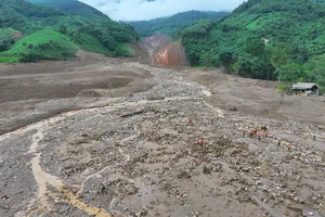 Mở rộng phạm vi, quyết tâm tìm kiếm nạn nhân còn mất tích ở thôn Làng Nủ