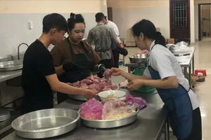 Trắng đêm làm chà bông, rau củ gửi bà con vùng lũ