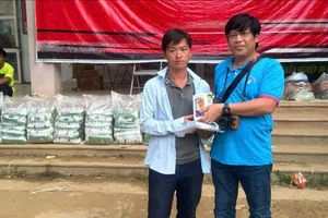 Trưởng thôn Kho Vàng được tặng điện thoại