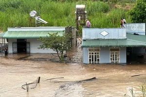 Lâm Đồng: Mưa to như trút nước, người dân phải trèo lên mái nhà 