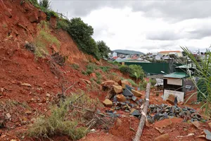 Lâm Đồng: Quả đồi có nguy cơ sạt lở khiến hàng chục hộ dân nơm nớp lo sợ