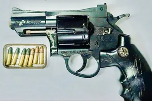 Thanh niên 18 tuổi mua súng Rulo mang ra đất trống bắn thử