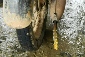 Nhét cây vào ống pô xe máy để chở thuốc lá lậu