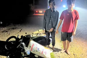 2 người hái trộm cà phê bị công an Bảo Lộc bắt giữ