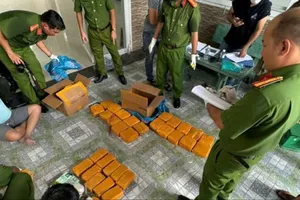 Phá đường dây vận chuyển ma túy xuyên quốc gia, trữ vũ khí nóng