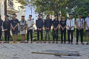 Mang hung khí đi đánh nhau và bỏ chạy khi thấy nhóm khác đông hơn 