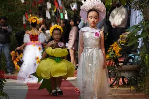 Biểu diễn thời trang hoa trên cung đường nghệ thuật