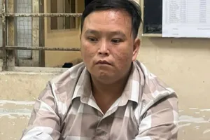 Vờ làm người tốt rồi cướp giật điện thoại