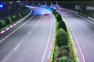 1 phụ nữ lái ô tô đi ngược chiều trên cao tốc Liên Khương – Prenn