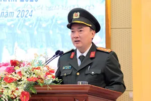 Đèo Khánh Lê sạt lở: CSGT Lâm Đồng dầm mưa phân luồng