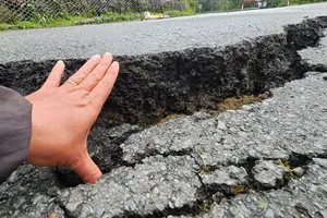 Vẫn còn 4 tảng đá lớn cần di chuyển để thông toàn tuyến đèo Khánh Lê