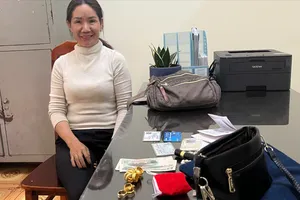 Tìm người đánh rơi trả lại 40 chỉ vàng, nữ tiểu thương nhận mưa lời khen
