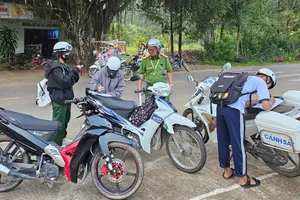 Công an huyện Đạ Huoai (mới) tạm giữ hàng chục xe máy do học sinh vi phạm 