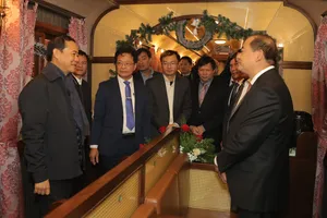 Tàu La Reine chở du khách từ Đà Lạt ra Trại Mát đón giáng sinh