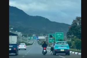 Công an điều tra vụ đu xe taxi trên cao tốc Liên Khương - Prenn