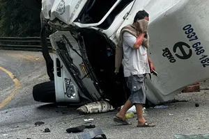 Va chạm ô tô khách, xe tải chở máy múc lật trên đèo Bảo Lộc