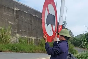 Xe tải chở rau hoa Đà Lạt được chạy trên đèo Prenn đến cận tết nguyên đán