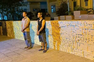 Đang chở gần 2.500 cây thuốc lá 555 trên xe tải thì bị bắt