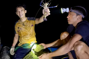 Hết đánh bắt tận diệt, người lặn bắt tôm sông Đồng Nai trúng mùa, vui đón tết