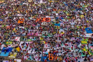 Bất ngờ với số lượng người đến trải bạt qua đêm ở Núi Bà Đen 