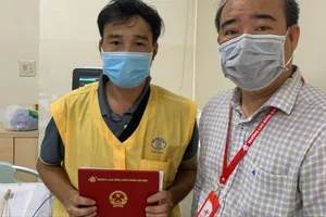 Sinh viên bị ung thư, hiệu trưởng vào tận bệnh viện trao bằng tốt nghiệp