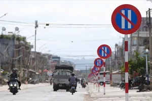 Vụ 23 biển báo cấm đậu xe ngày chẵn trên 1km đường: Không tháo bớt biển báo 